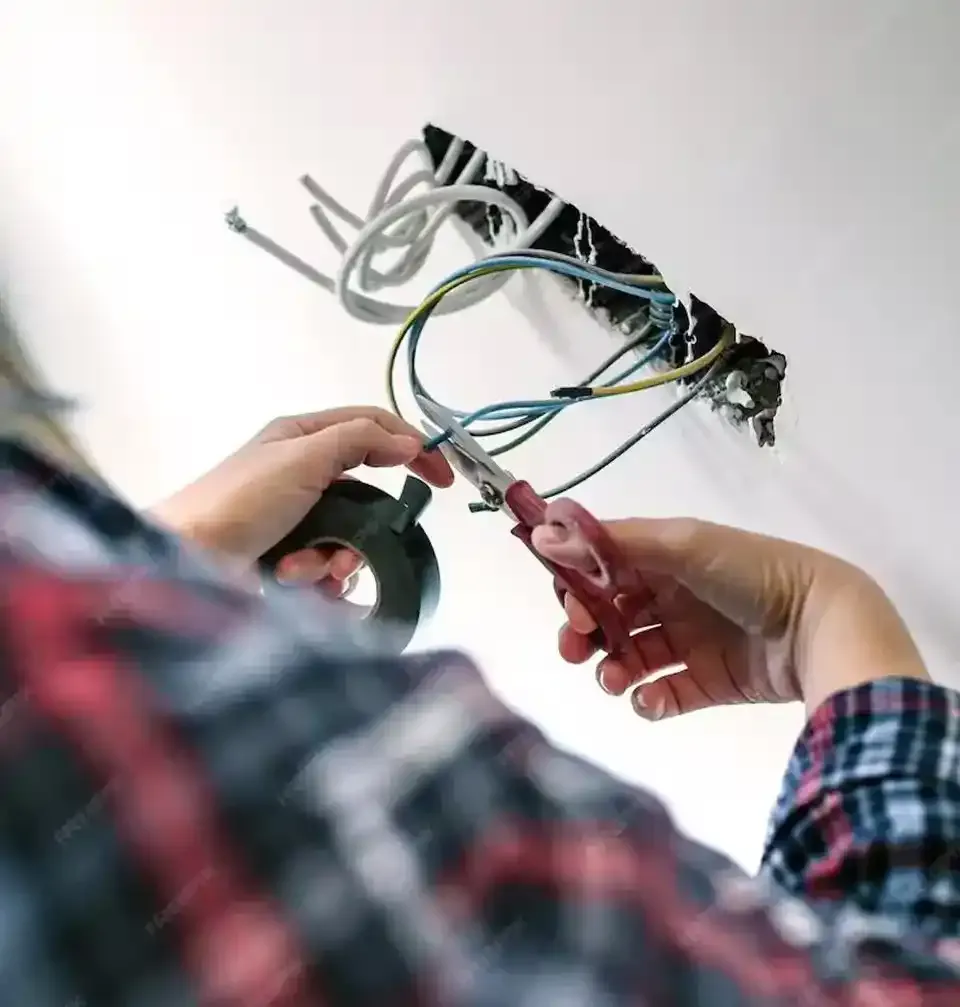 lavori su una presa elettrica a parete