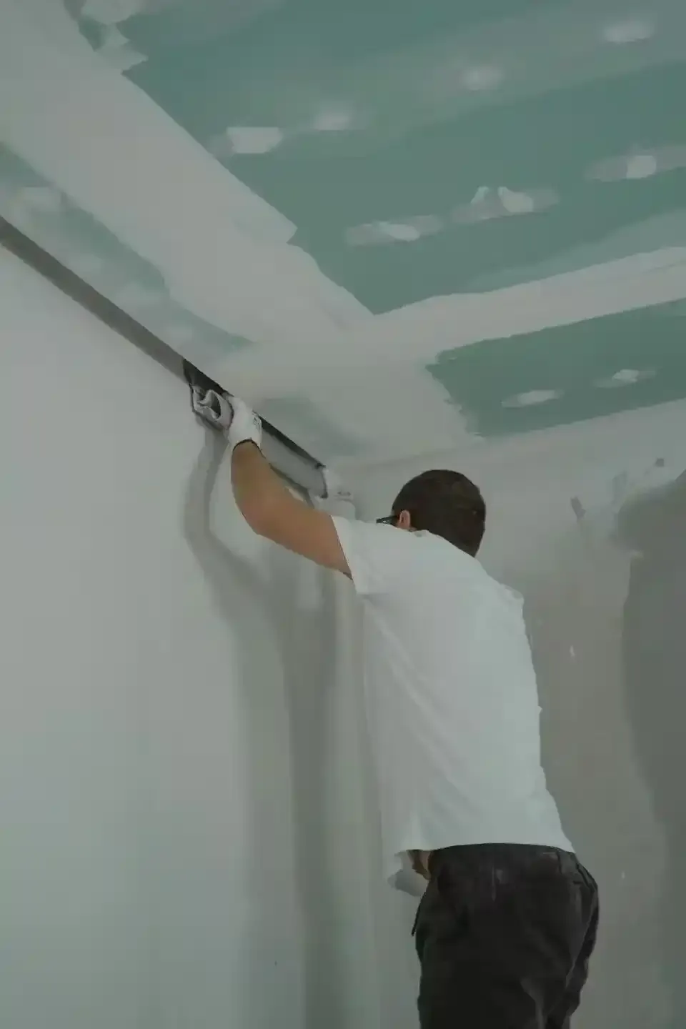 operaio che posiziona le guide per il controsoffitto